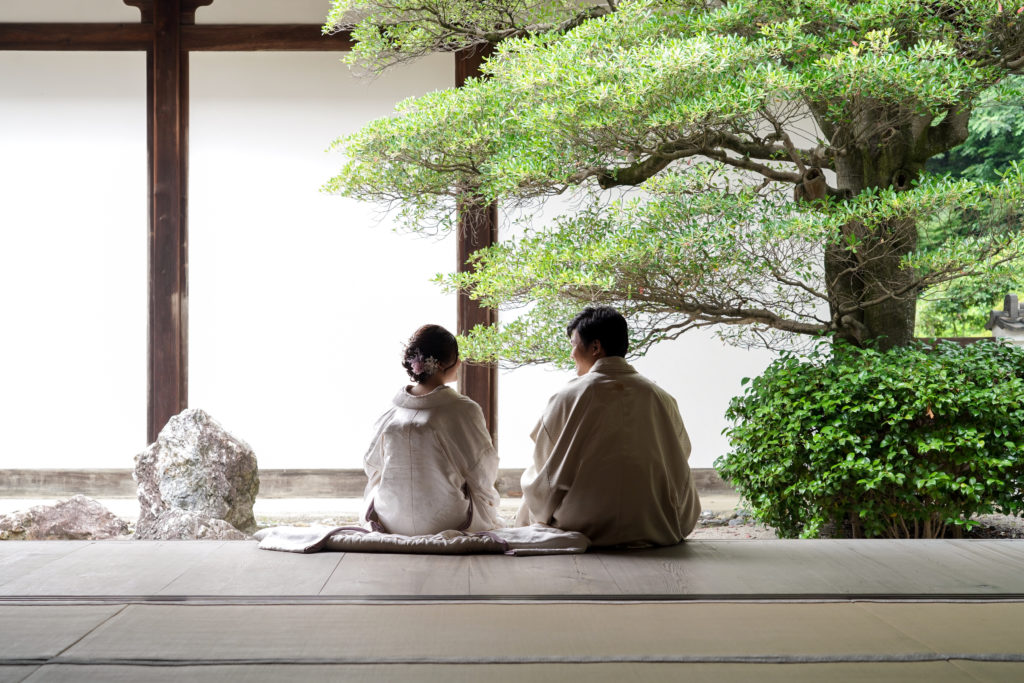 京都萬福寺の和室で縁側に座る新郎新婦