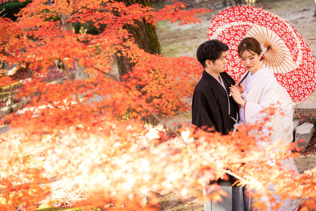 紅葉時期の京都の萬福寺で婚礼前撮り