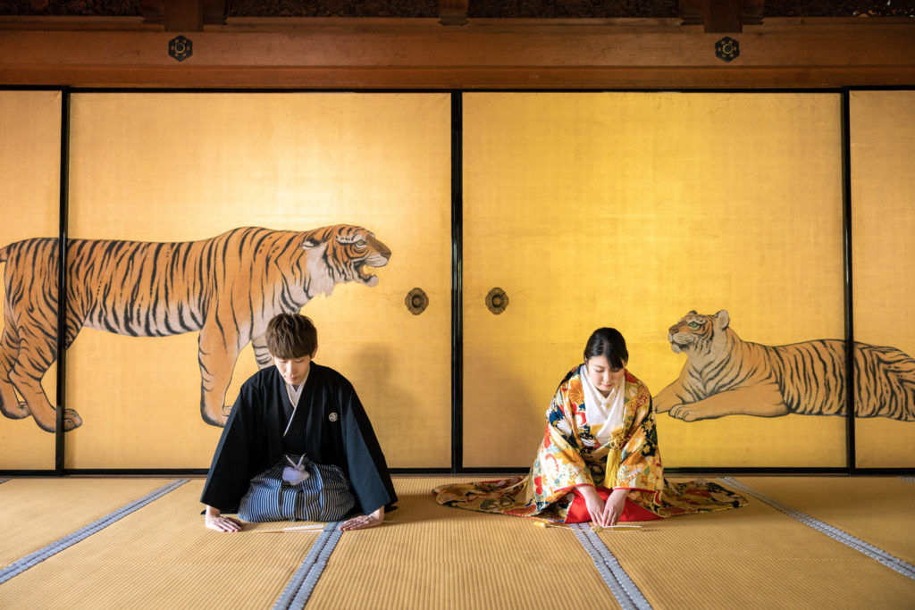 京都の金戒光明寺の虎の間で正座をして和装前撮り