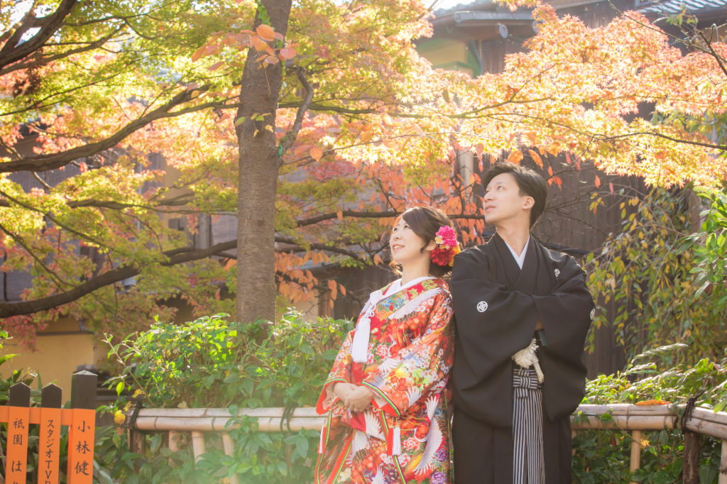 京都祇園の紅葉を見上げての和装前撮り