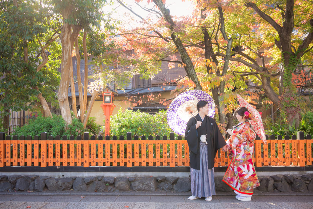 番傘を使って祇園で和装前撮りをする2人
