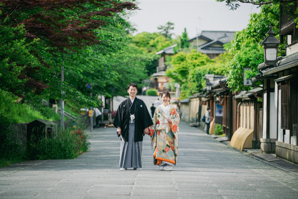 京都の街並みで新緑時期に色打掛を着て前撮り