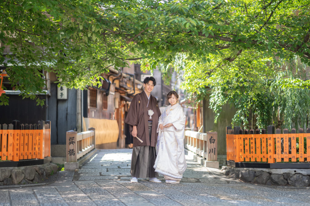 京都の巽橋の前で白無垢の和装前撮り