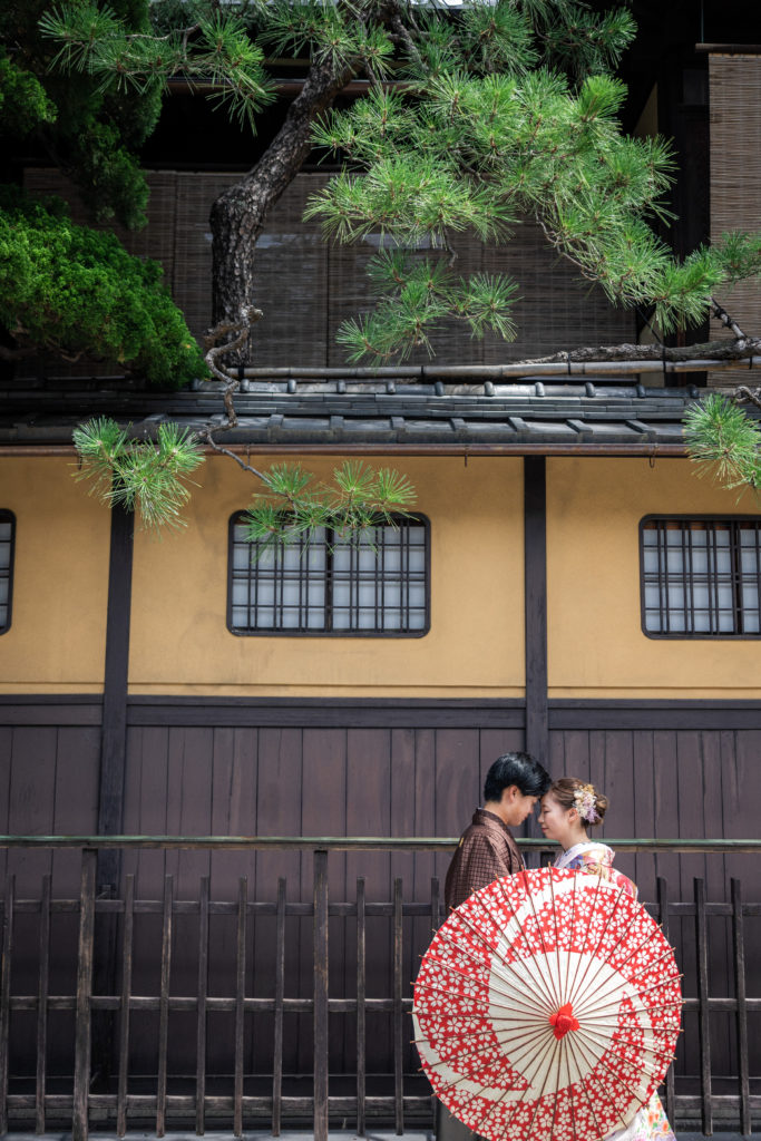 京都の祇園の町屋の前で和装前撮り