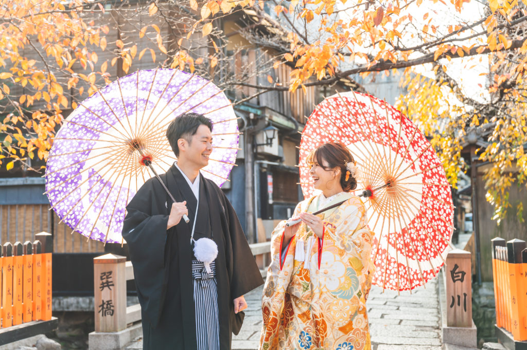 京都祇園の紅葉時期に番傘をもって和装前撮り