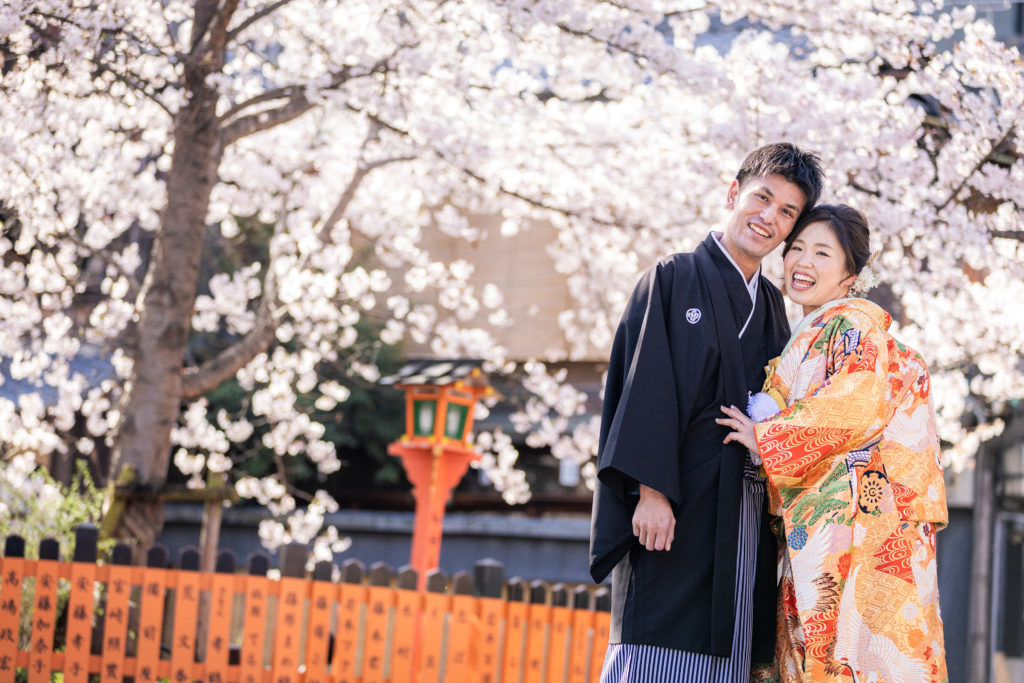 祇園の桜を背景に笑顔の和装前撮り