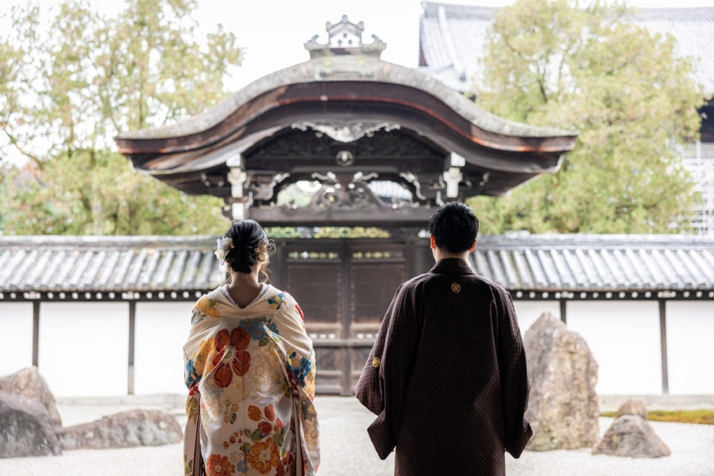 東福寺で前撮りをする2人の後ろ姿