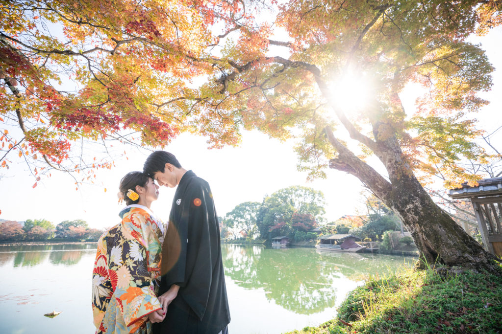 大覚寺の大沢池と紅葉と和装