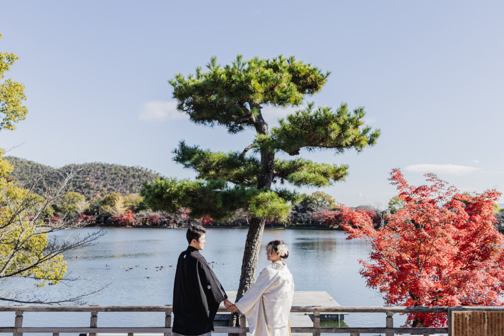 紅葉時期の大覚寺で大沢池を背景に白無垢の和装前撮り