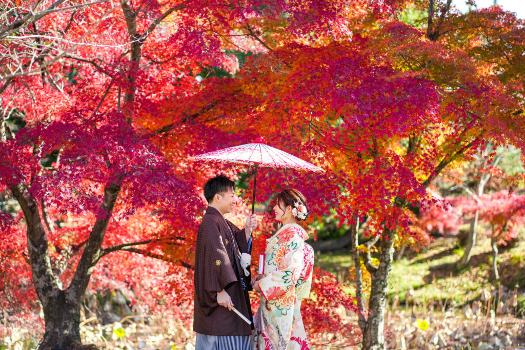 大覚寺で番傘をもって向かい合いながら和装前撮り
