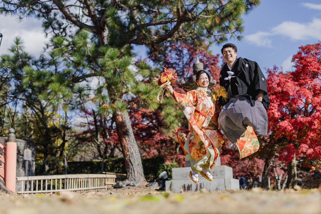 大覚寺でジャンプをする和装前撮り