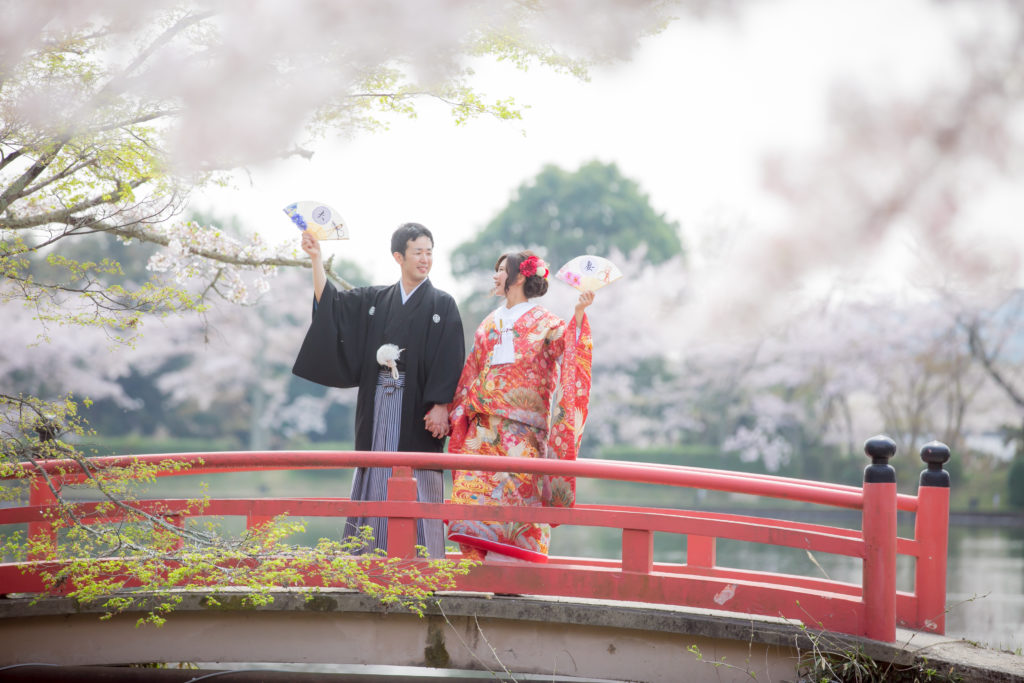 大覚寺の朱色の橋で桜と笑顔の和装前撮り