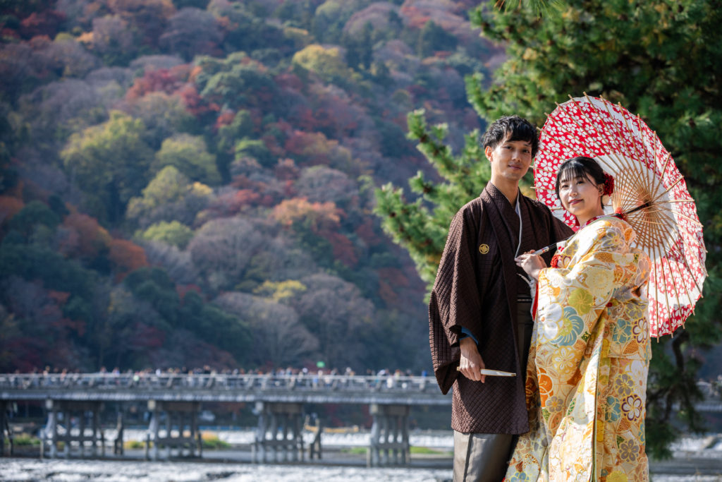 京都嵐山の渡月橋を背景に和装前撮り