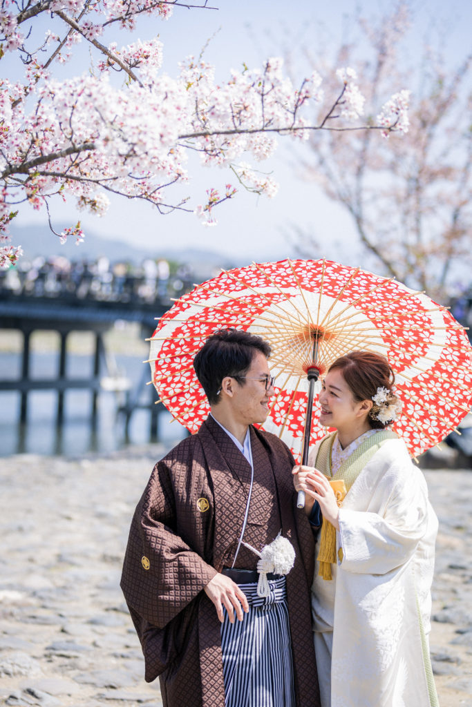 渡月橋と桜を背景に和装前撮り
