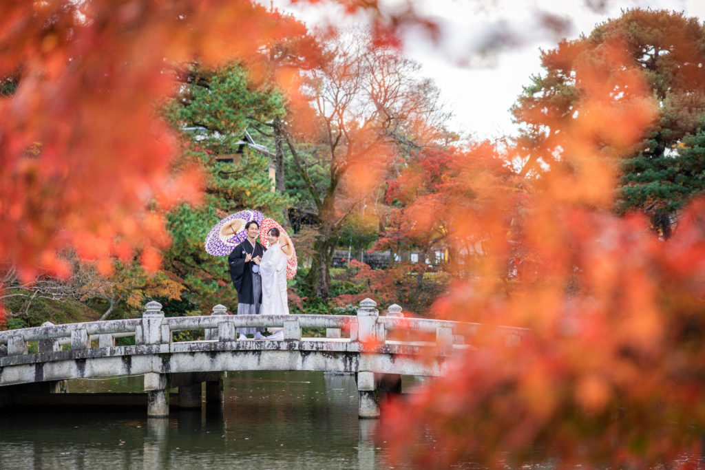円山公園の石橋の上で紅葉と前撮り