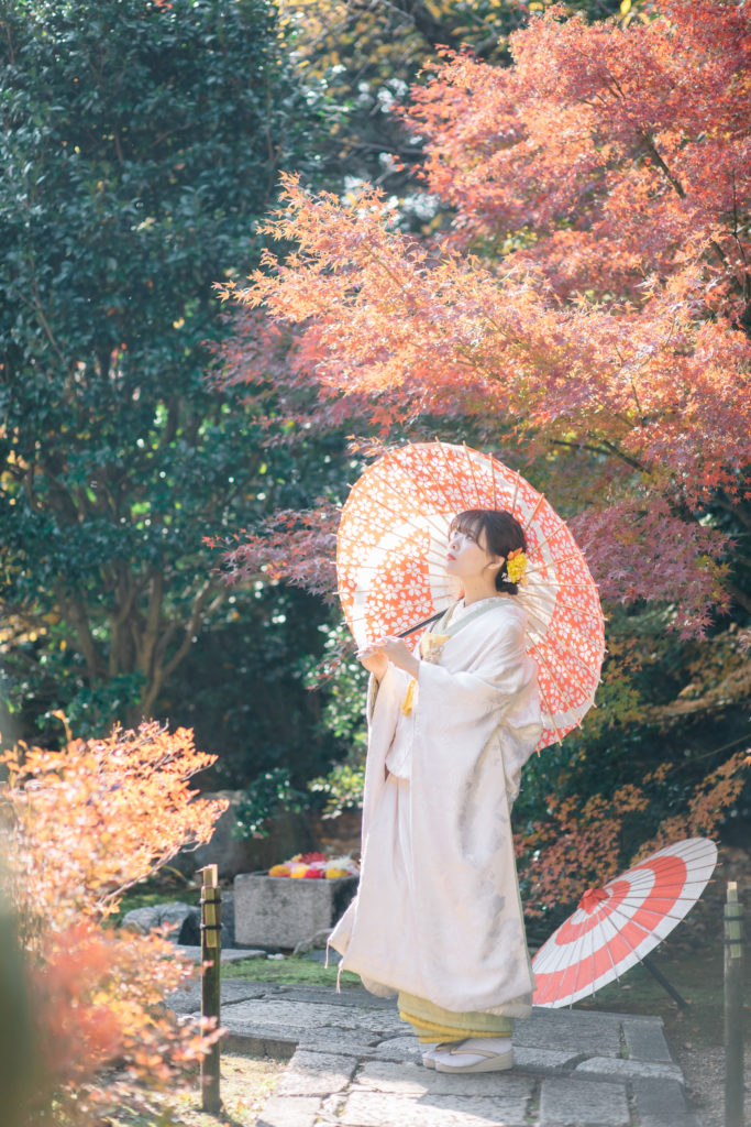 白無垢で番傘をもち京都の勝林寺で紅葉前撮り