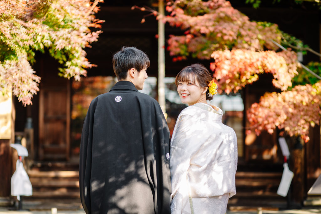 京都の勝林寺の紅葉で振り返り和装前撮り