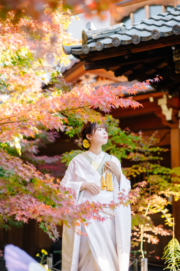 京都の勝林寺の紅葉でフォトウェディング
