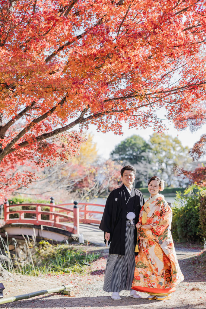 京都の大覚寺の朱色の橋の前で和装前撮り