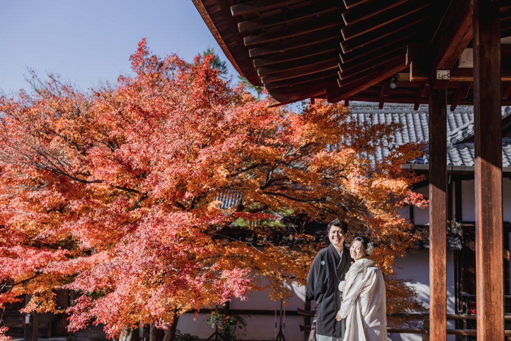 京都の大覚寺の屋内にいる花嫁様と綺麗な紅葉