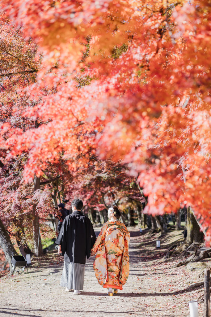 京都の大覚寺の紅葉を歩く新郎新婦様の後ろ姿