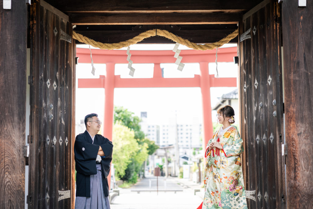 京都の梅宮大社の鳥居を背景に前撮り