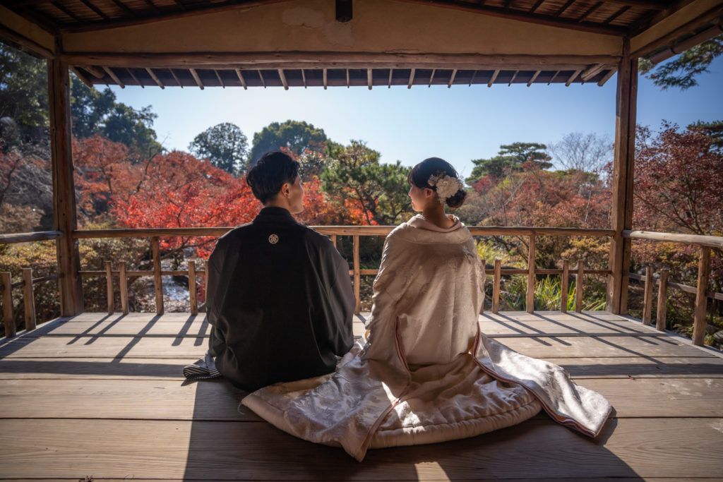 京都の梅宮大社で正座をしながら紅葉前撮り