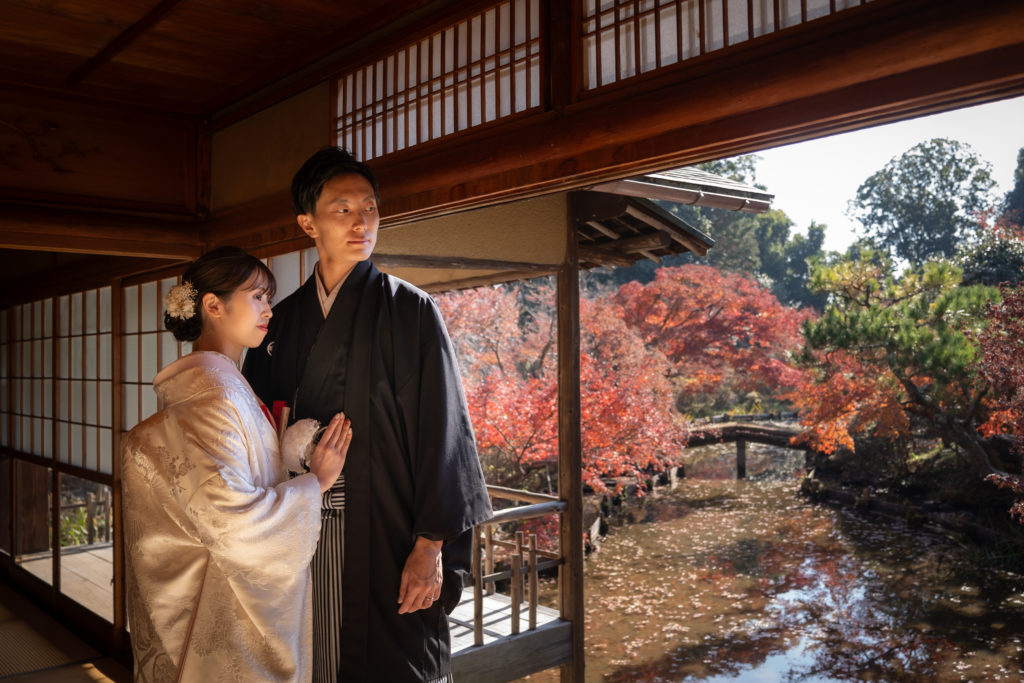 京都の梅宮大社の和室から京都を見ながら和装前撮り