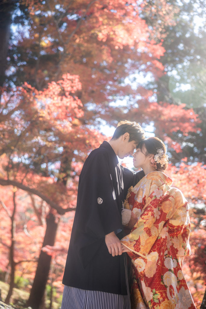 京都の紅葉時期におでこをあてて和装前撮り