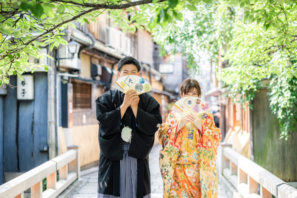 新緑の祇園で扇子を使い顔を少し隠して撮影