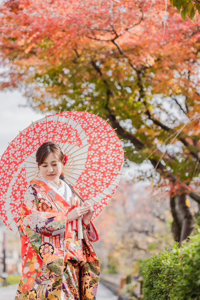 京都祇園の紅葉時期に新婦様のソロショット