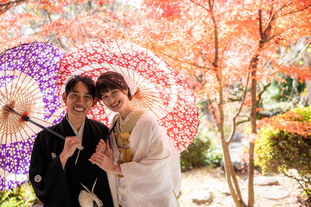 番傘をもって笑顔で萬福寺の紅葉前撮り