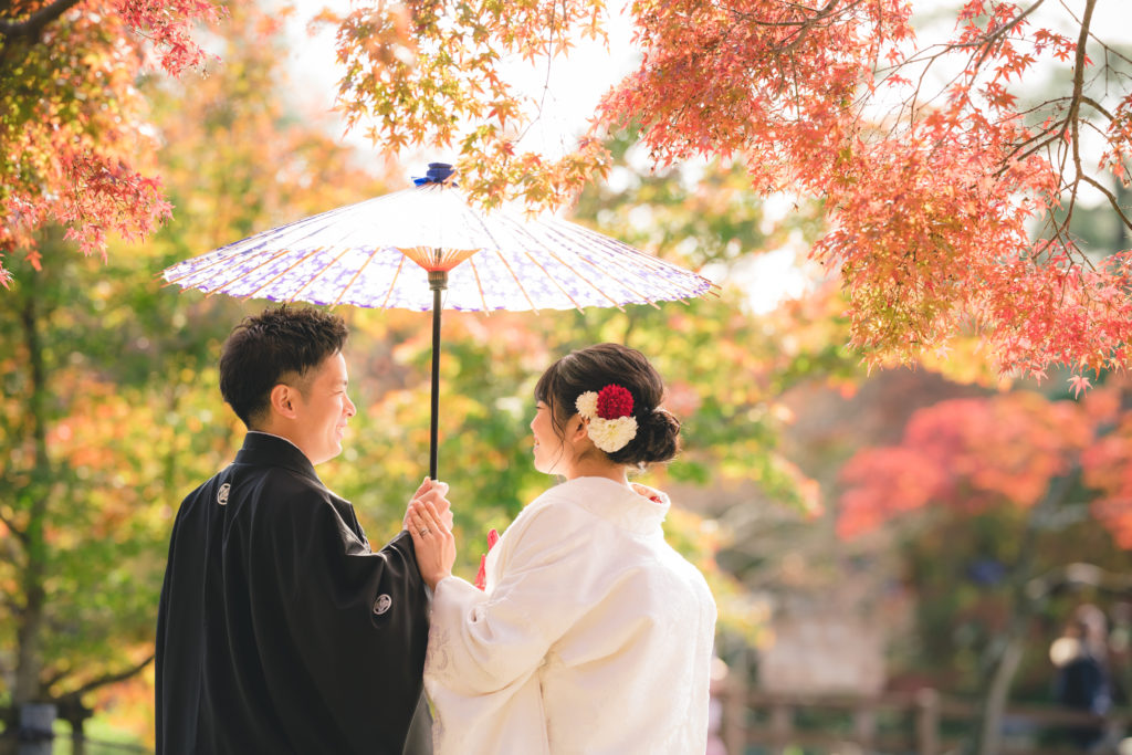 円山公園の紅葉時期に番傘を使って和装前撮り