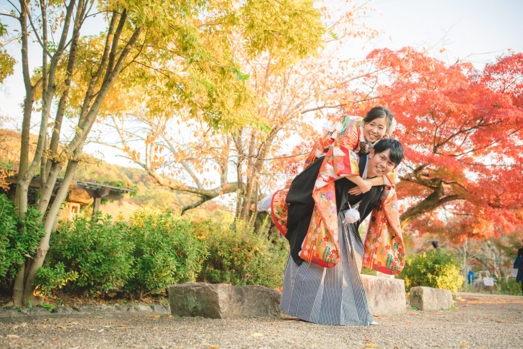 円山公園の紅葉でおんぶショット
