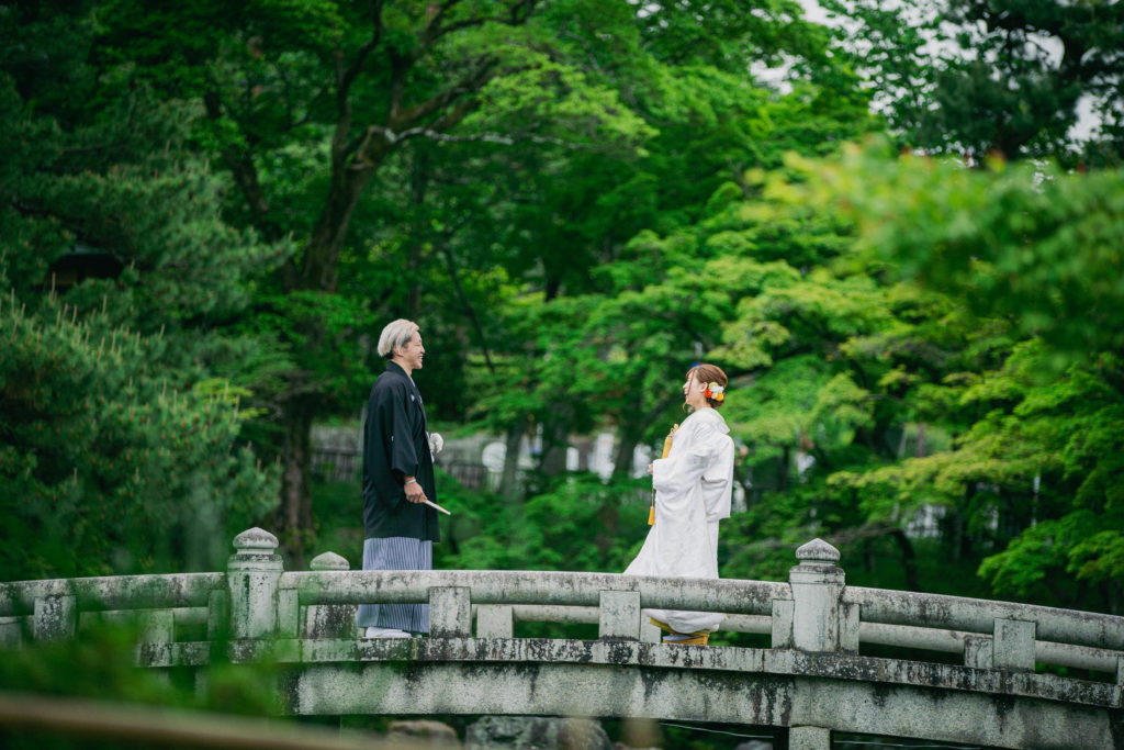 円山公園の池の石橋で向かい合い和装前撮り