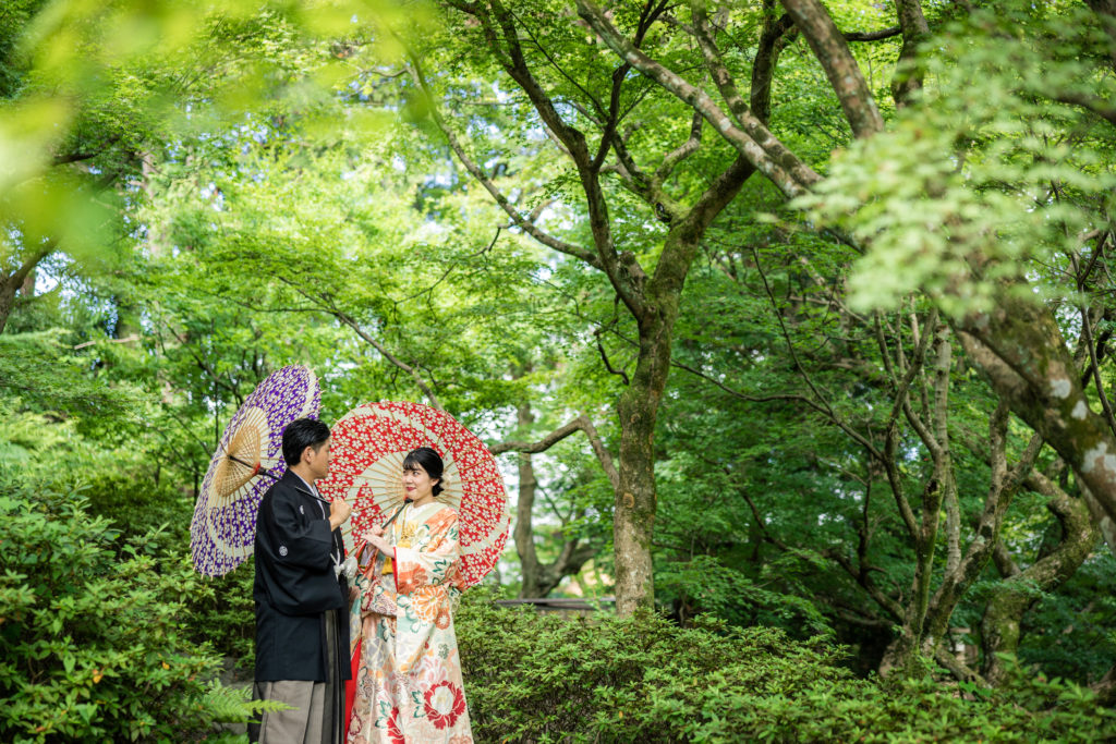 番傘を使い新緑時期に東福寺での和装前撮り