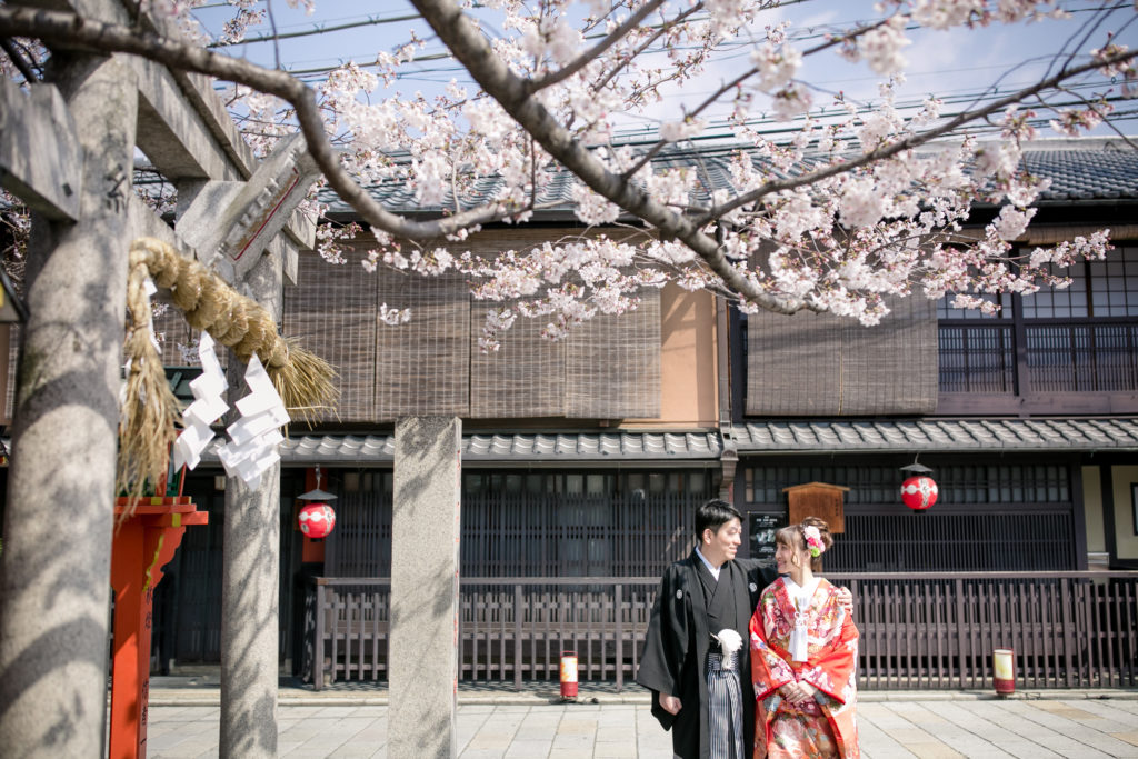 京都の街並みで桜時期に和装前撮り