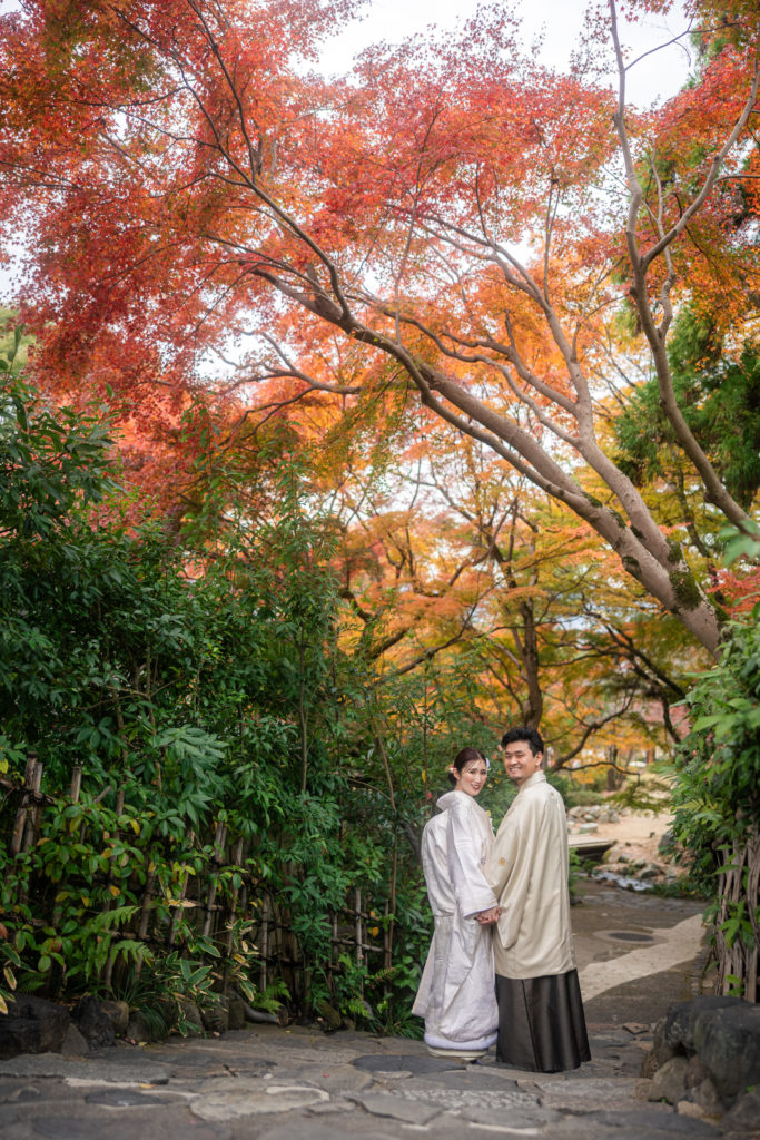 円山公園の階段で紅葉と一緒に撮影する夫婦