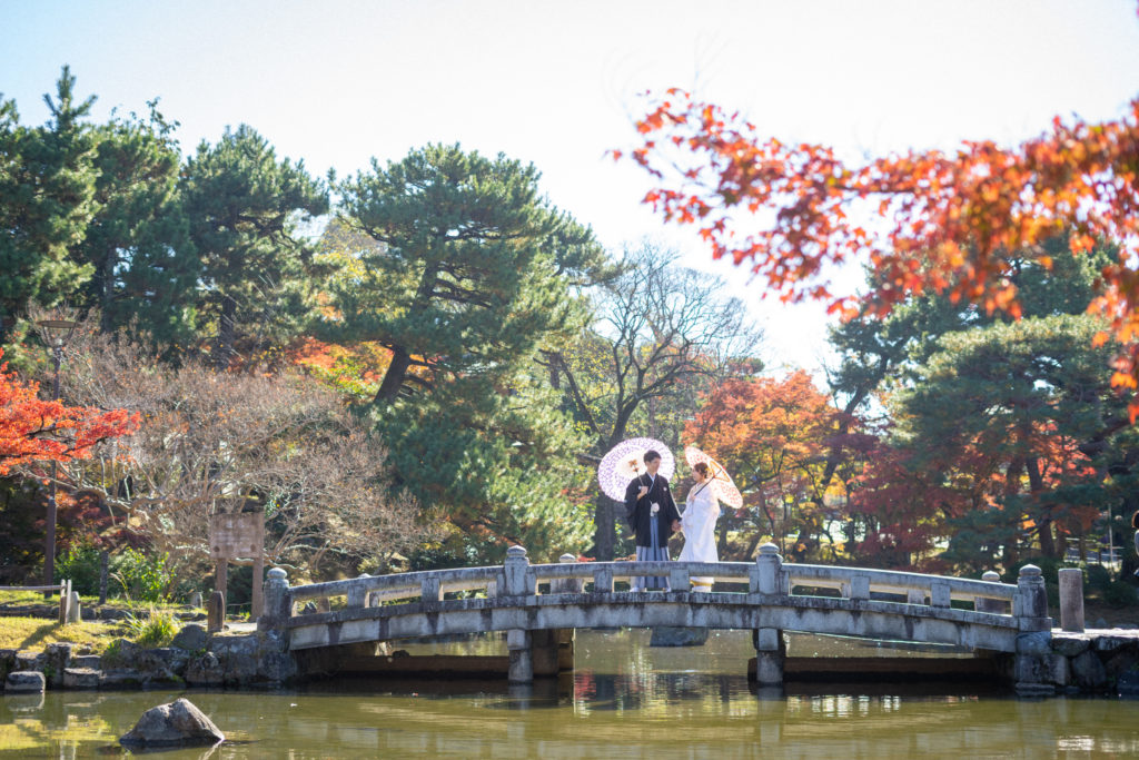 円山公園の池と石橋の上で和装前撮り