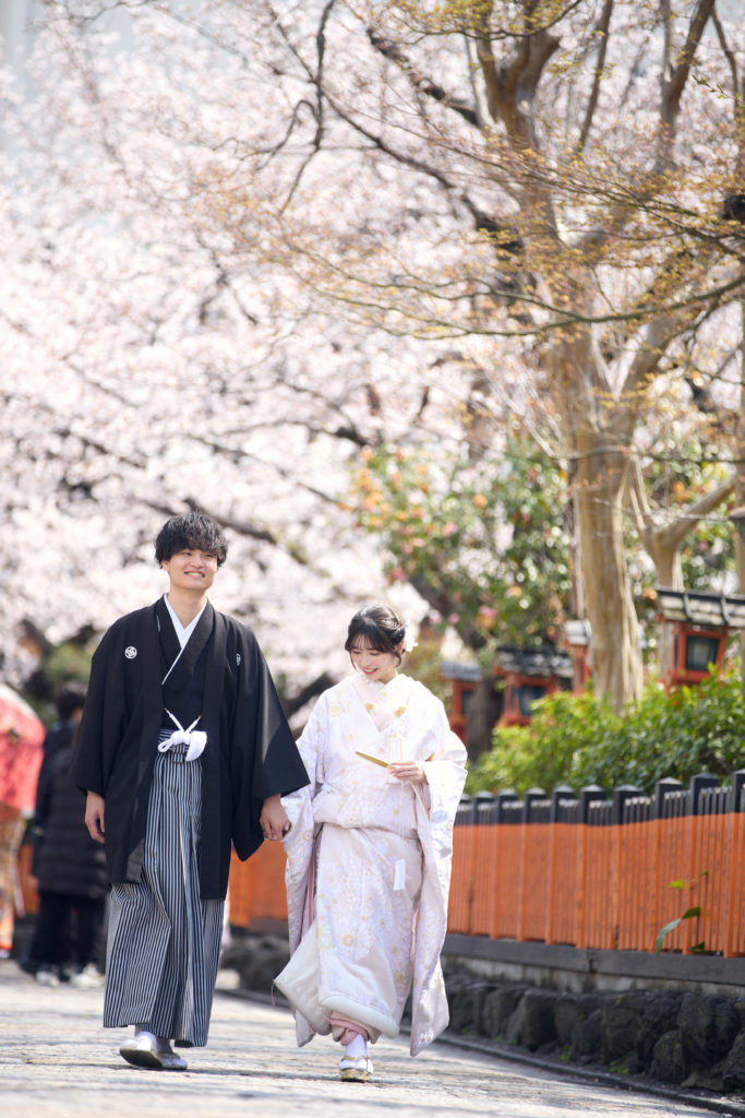 和装前撮りで手をつないでる様子を撮影