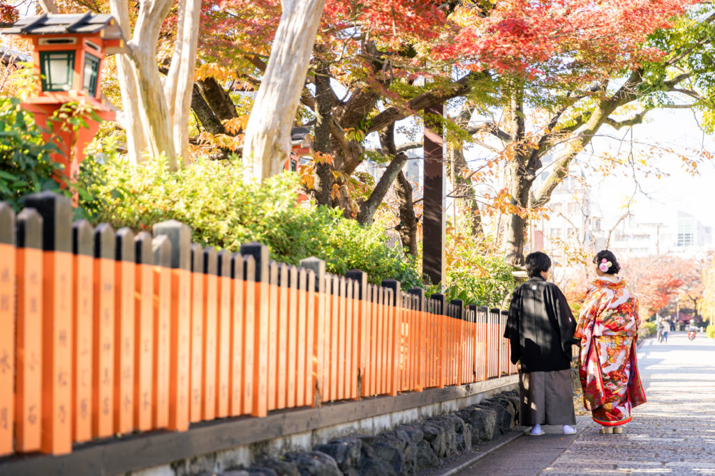 秋の祇園と仲睦まじいお二人の後ろ姿