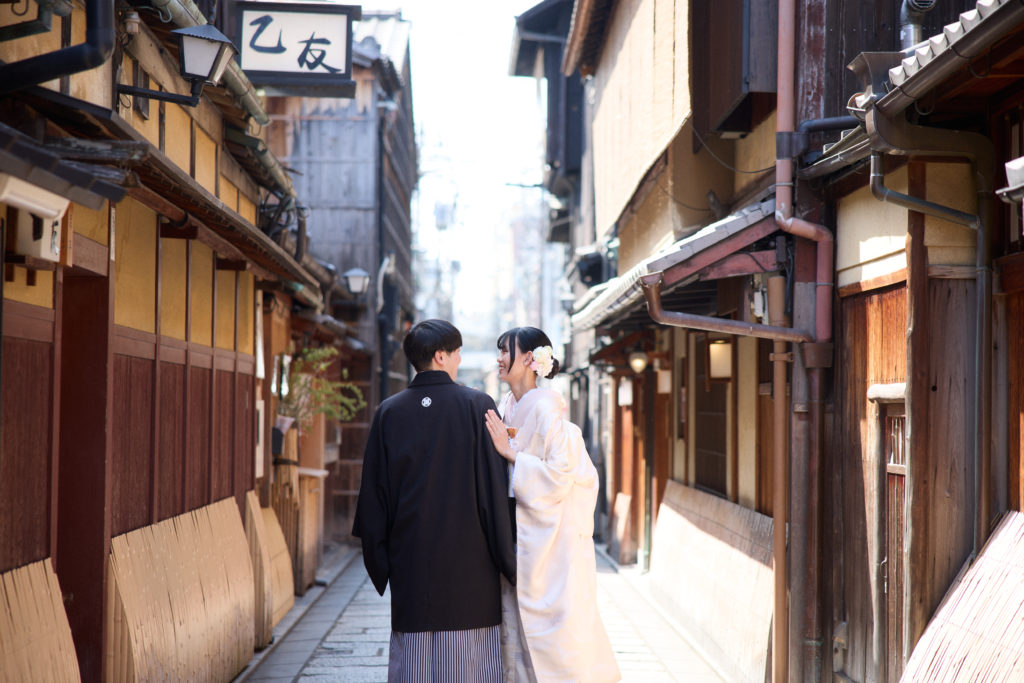 京都の祇園の町屋を背景に和装前撮り