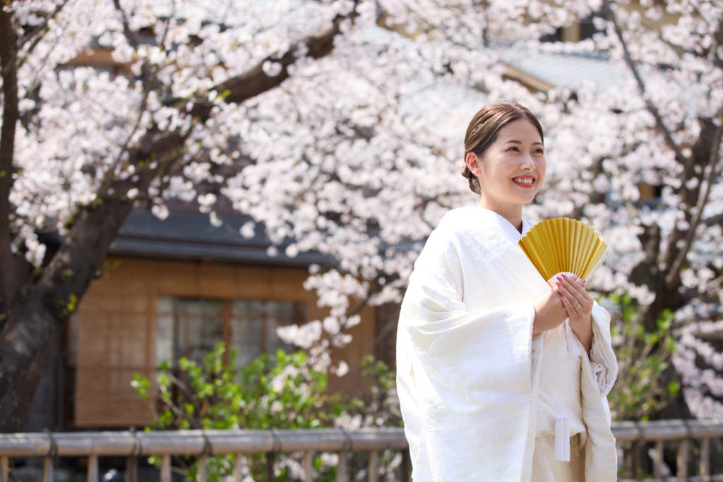 桜を背景に新婦様のソロショットの前撮り