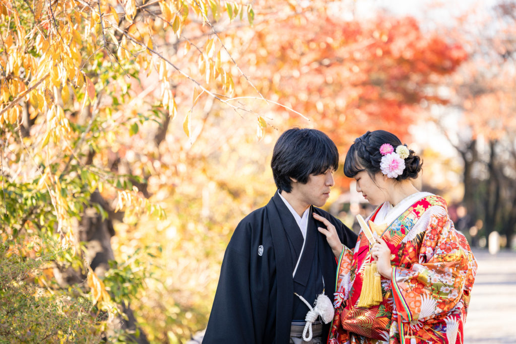 桜の紅葉の中静かにたたずみお二人の和装前撮り