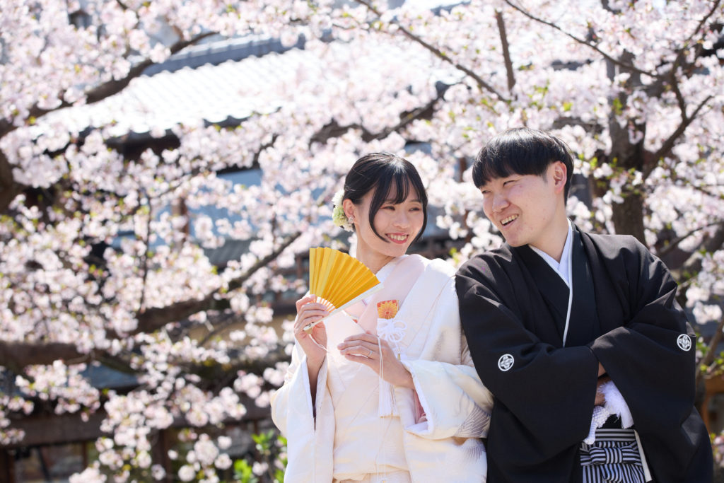 京都の祇園で笑顔の桜前撮り