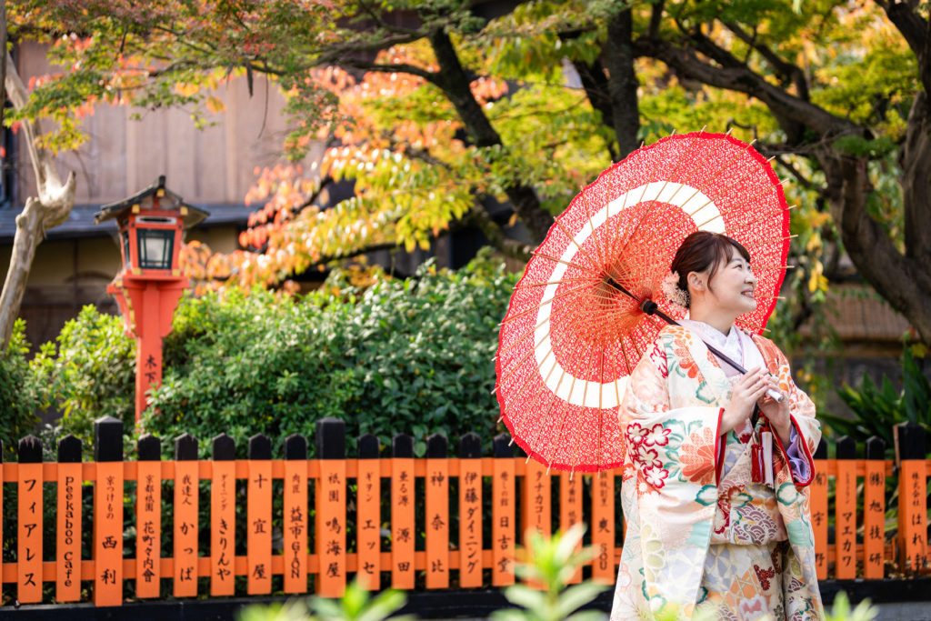 番傘を持った新婦様のソロショット