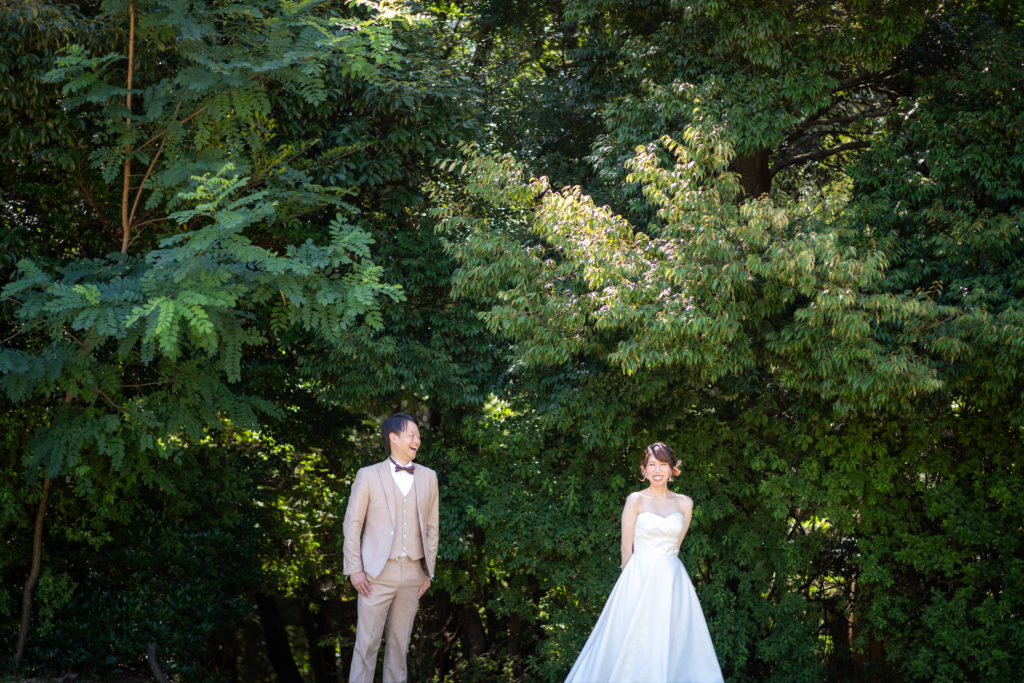 洋装で撮影する嵐山前撮り写真