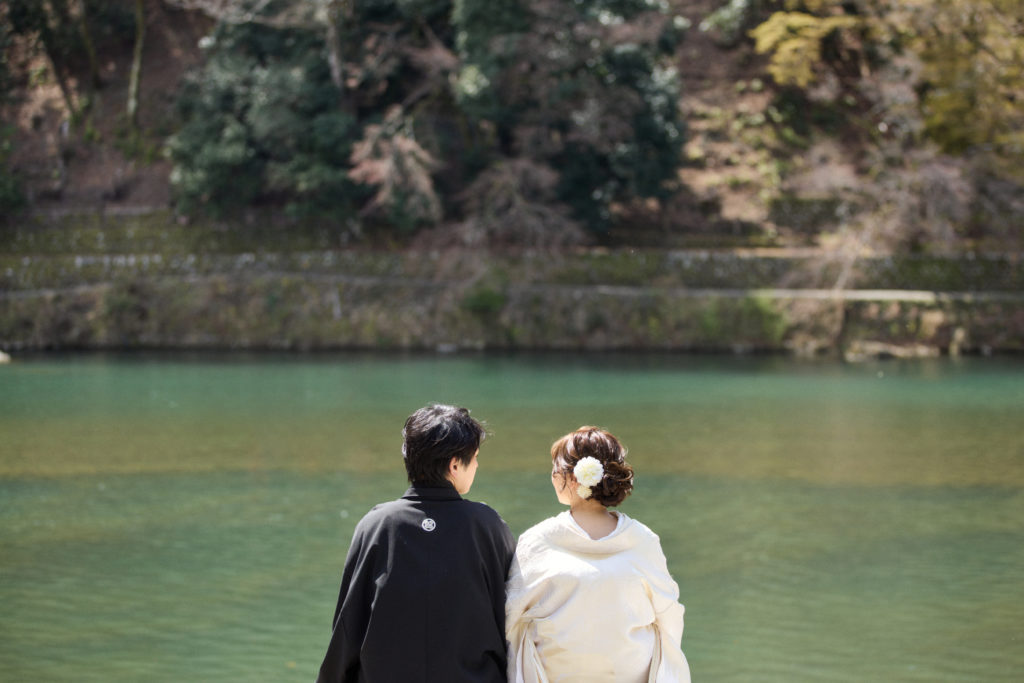 川沿いで撮影する嵐山前撮り写真