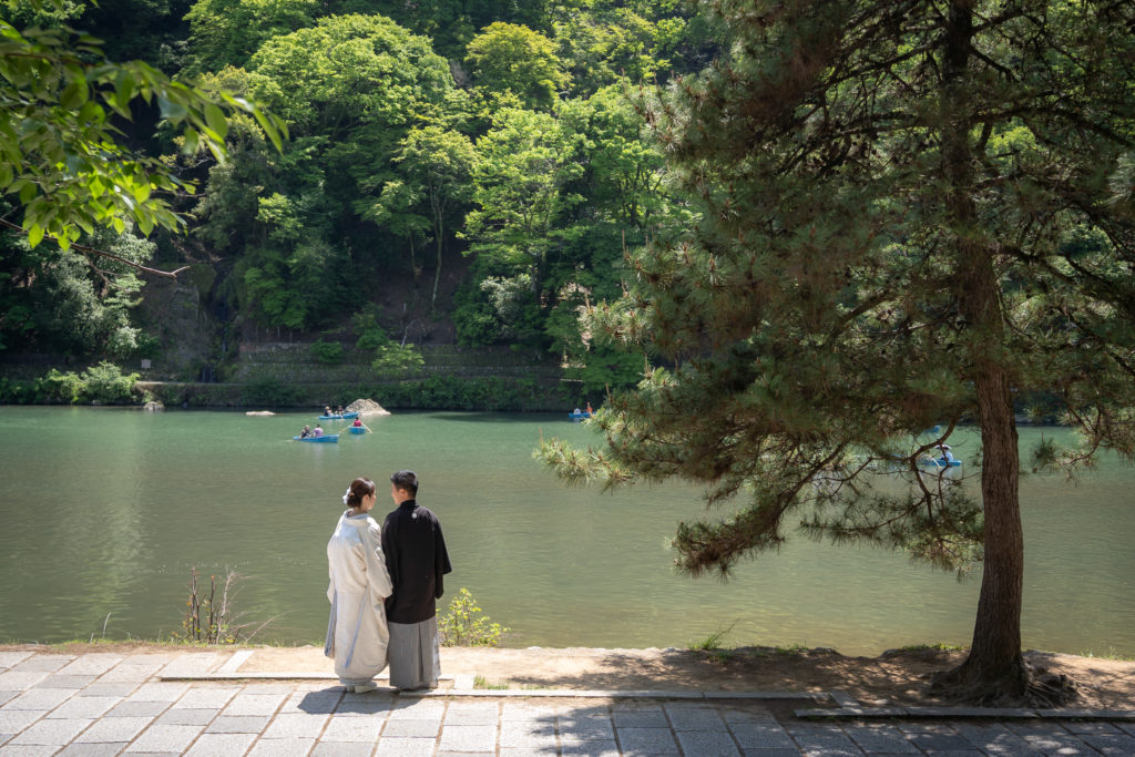 嵐山の川辺を背景にした和装前撮り
