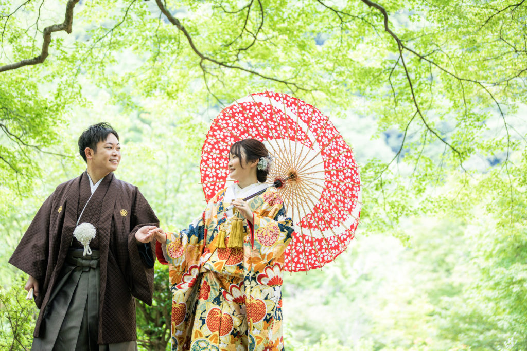 手を取り合って歩く嵐山前撮り写真